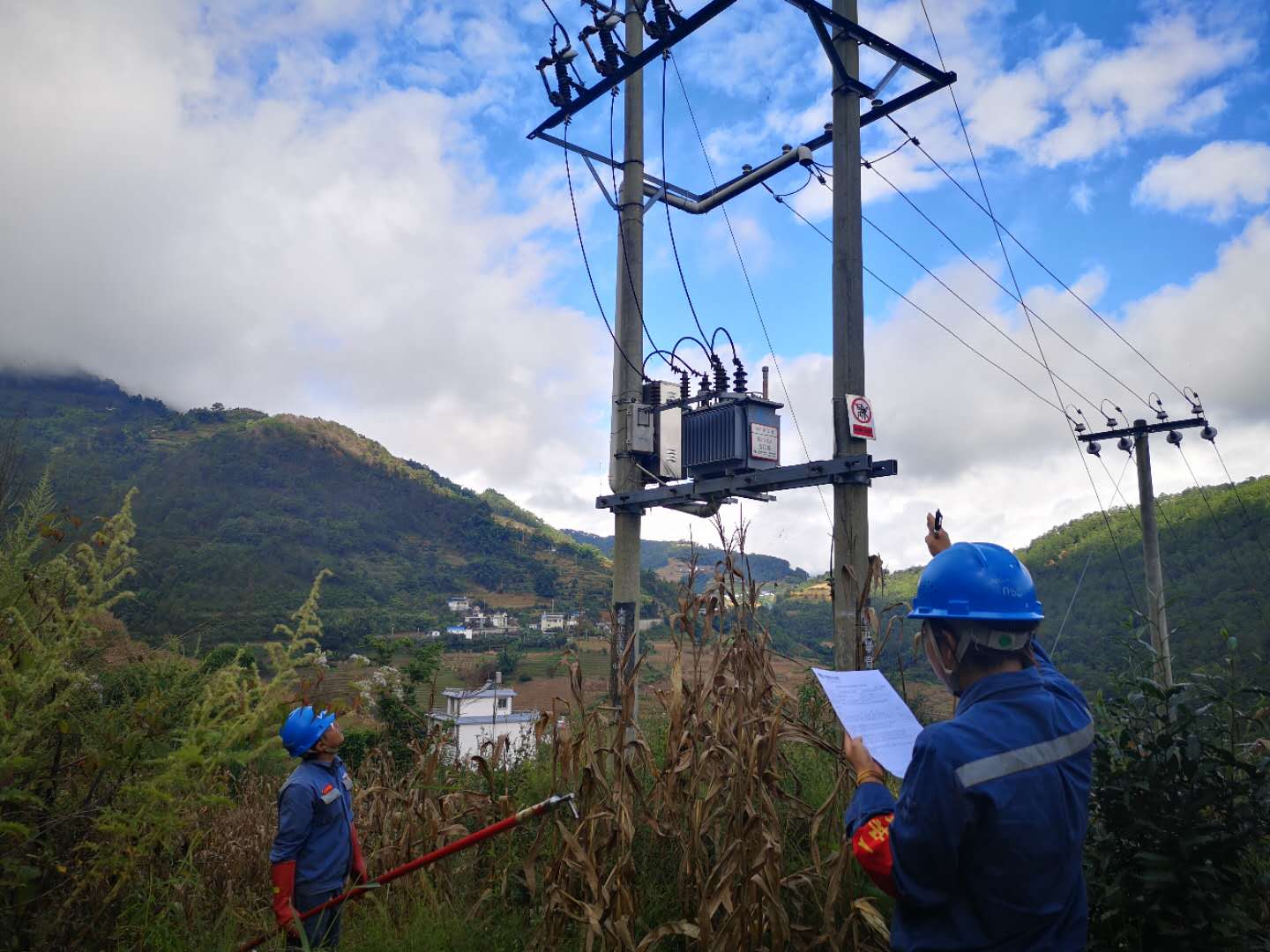 臨滄云縣供電局開(kāi)展線路維護(hù)改造，全面提升供電可靠性