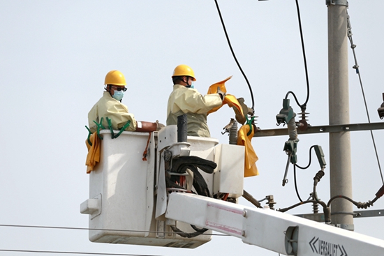 國網山東壽光供電：帶電更換跌落開關 服務鄉(xiāng)村春耕春灌