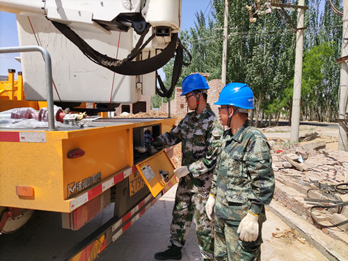 烏海電業(yè)局配電帶電作業(yè)處強化現(xiàn)場培訓(xùn) 提升員工技能