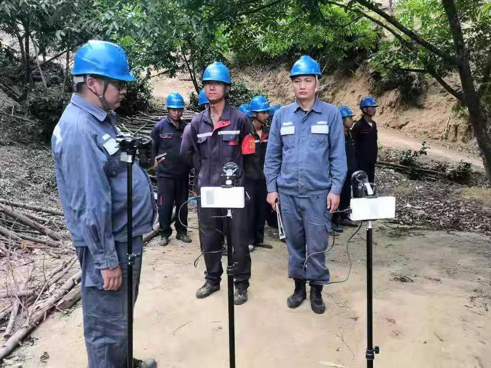 臨滄云縣供電局配電管理三所開展隱患整改，切實(shí)保障用戶用電安全