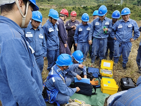 鳳慶供電局開(kāi)展接地電阻儀、直流試送儀的培訓(xùn)