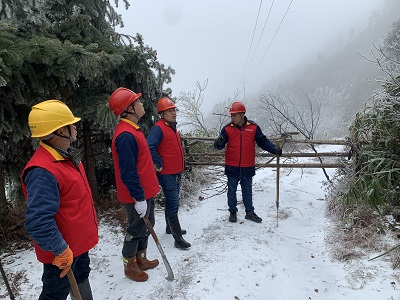 國(guó)網(wǎng)東安供電公司不畏寒潮 低溫雨雪保供電