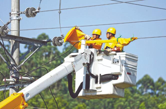 四川廣安：40攝氏度，他們帶電作業(yè)