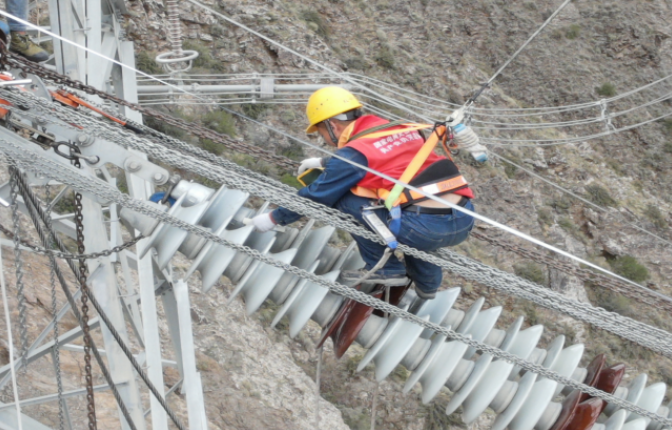 新疆750千伏伊庫(kù)一線恢復(fù)送電