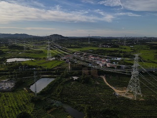 這項工程投產(chǎn)送電，將提高湖北省西電東送通道送電能力