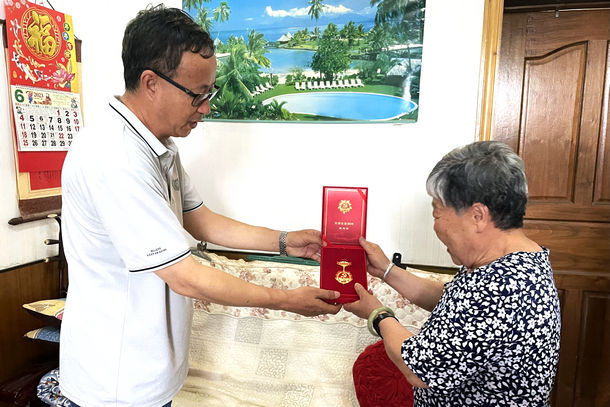 國能開遠公司開展“光榮在黨50年”紀念章頒發(fā)暨 “七一”走訪慰問活動