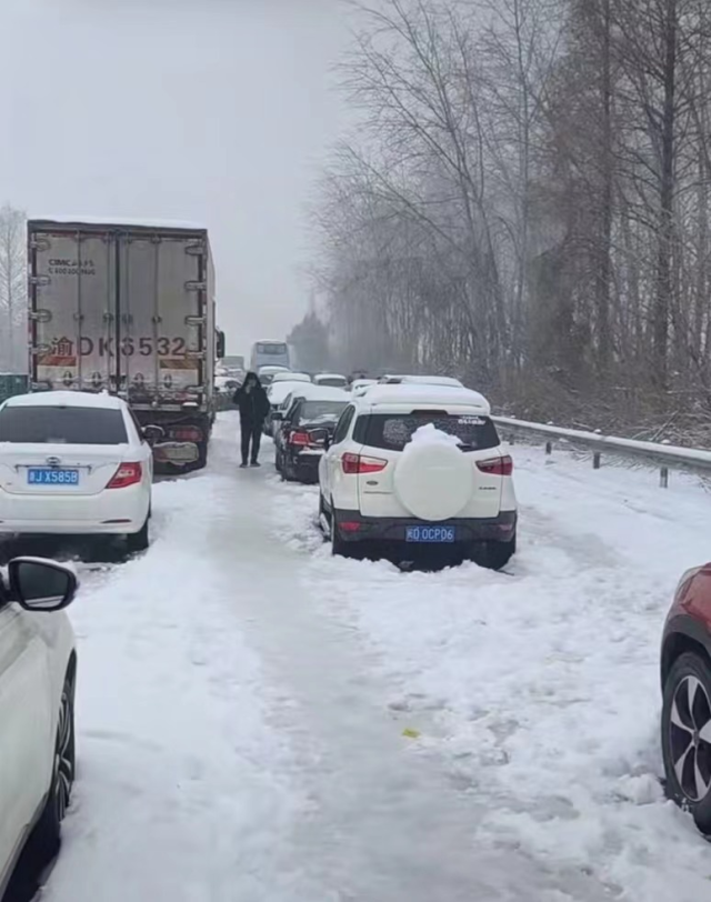 湖北凍雨暴雪導(dǎo)致高速公路堵塞，電動(dòng)汽車(chē)再現(xiàn)“趴窩”