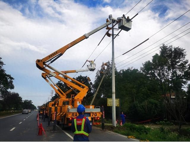 國網郫都供電公司“雙車”帶電緊急搶修，確保上萬群眾用電無憂