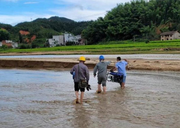 國網桂陽縣供電公司水退人進路通電通，眾志成城搶修復電