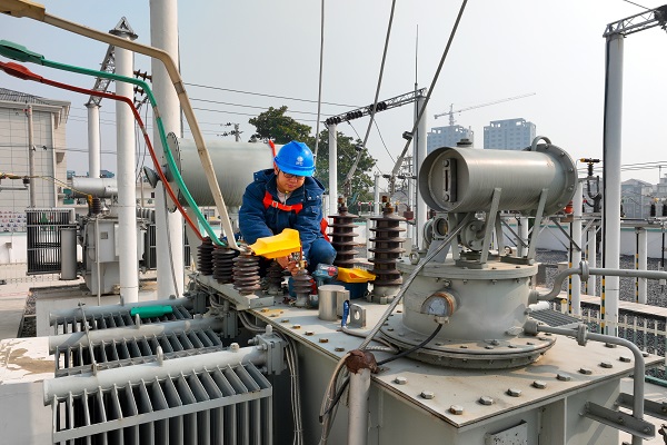 國網九江市湖口縣供電公司緊急檢修除隱患 護航居民度暖冬