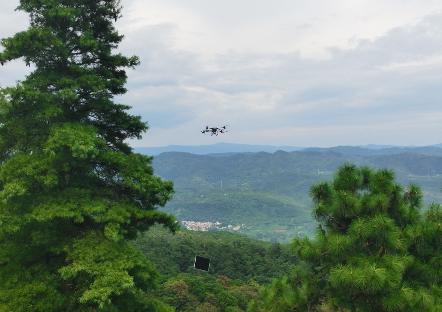 無人機(jī)“飛”越陡坡，山地光伏施工提速
